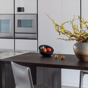 以避免墙面因潮湿